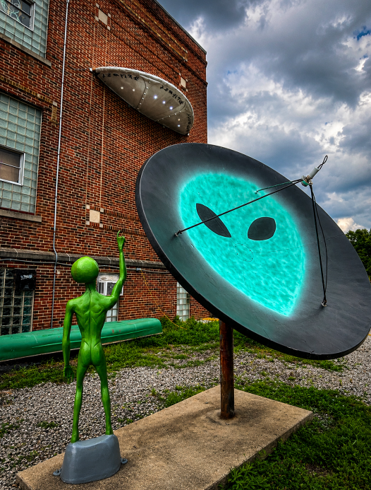 alien encounter at Pink Elephant Mall Livingston Illinois on Route 66